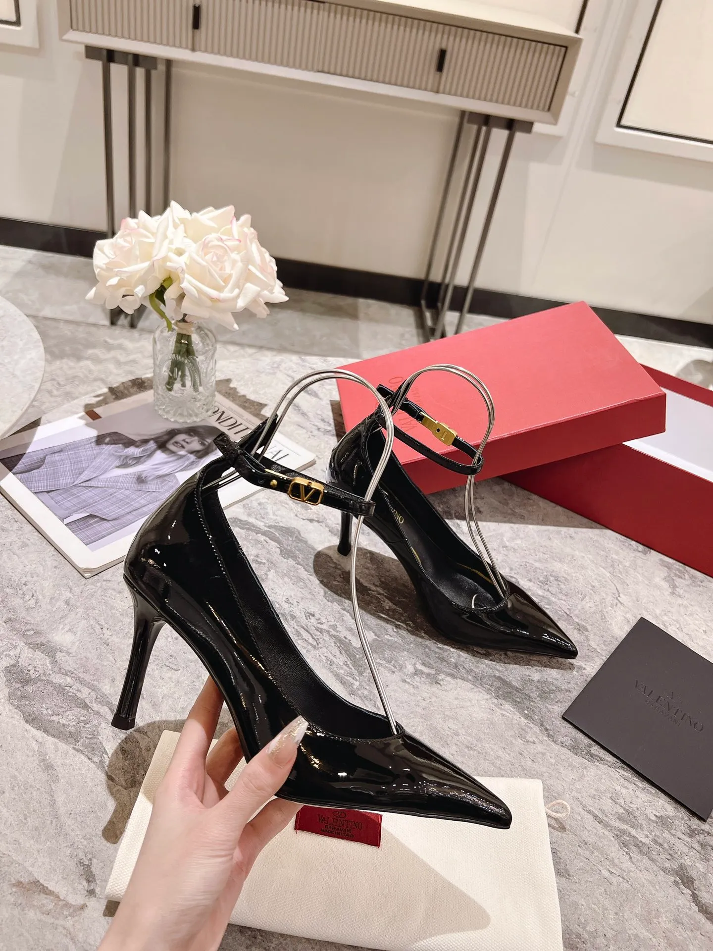 👟👟Ex-factory price 440👟👟 Genuine leather sole +40 Top version 𝑉𝐴𝐿𝐸𝑁𝑇𝐼𝑁𝑂 Valentino new spring and summer women's 6⃣️color patent leather shoes. Unique (small V-label buckle) hardware brings out a full sense of high-end, and the new season will live up to expectations! Worth buying ★ Qipi is absolutely high-grade ❥Original method, absolutely sensual ❥Elegant style, creating a different feeling, simple and elegant style!  Code number: 35-41 (34-42 customized) Fabric: Imported patent leather Lining: Sheepskin lining Heel height: 7cm-10cm2⃣️Various heel height options Leather outsole Rubber outsole